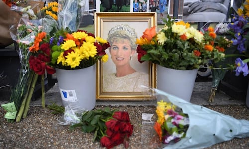 "La olvidaremos pronto", el supuesto dicho de Carlos III tras muerte de "Lady Di"; hermano de la princesa publica libro