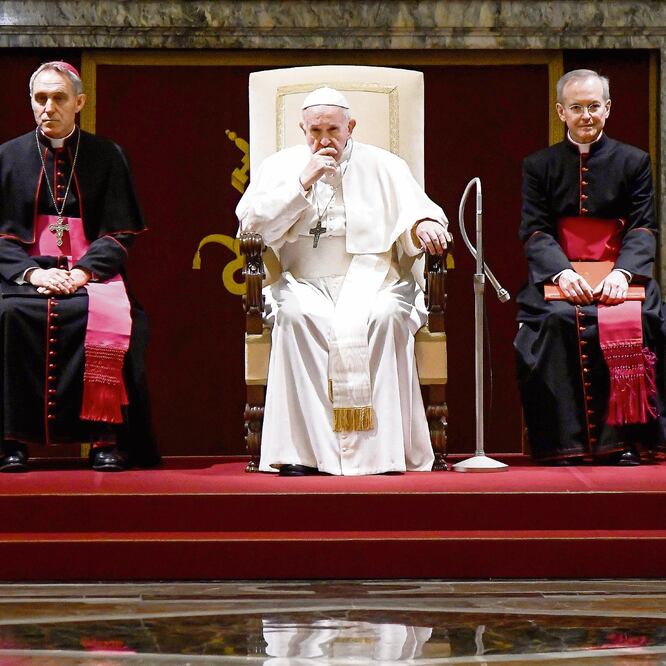 El papa Francisco, durante su tradicional mensaje navideño ante la Curia, ayer, en El Vaticano, donde se refirió a los casos de pederastia en la Iglesia. FILIPPO MONTEFORTE. AFP
