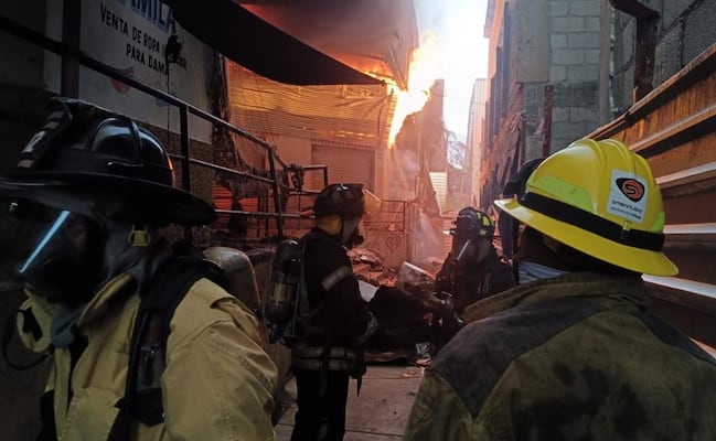 Incendio en Mercado Central de Acapulco deja más de 90 locales con daños; siniestro pudo haber sido provocado por un cortocircuito