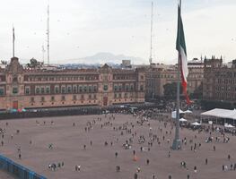 Encapsulan el Zócalo; amurallan Palacio Nacional y Catedral