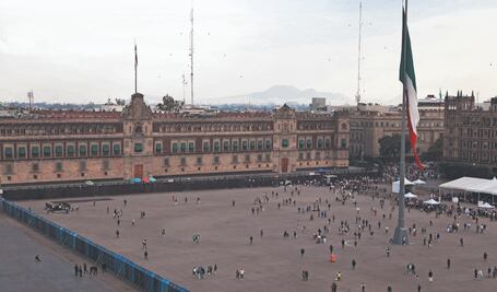 Encapsulan el Zócalo; amurallan Palacio Nacional y Catedral