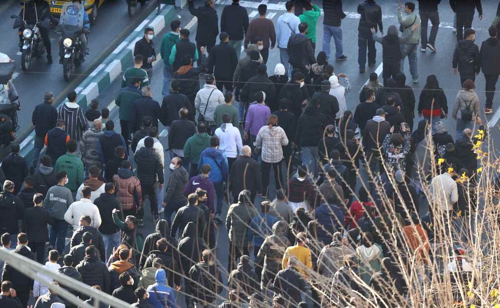 Manifestantes marchan por el centro de Teherán, Irán, el 29 de diciembre de 2025. Foto: AP