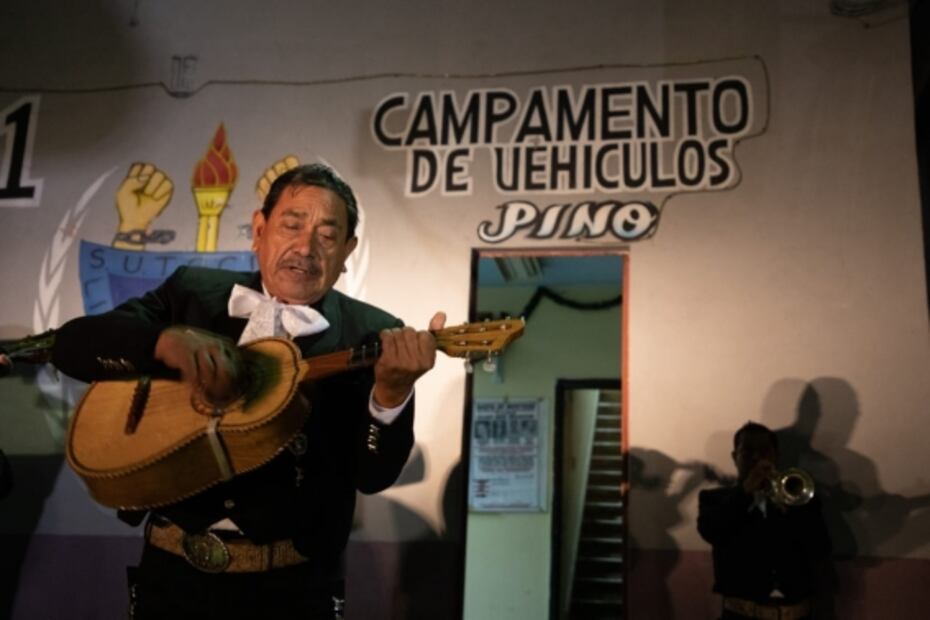 Mariachis recorren colonias de la Cuauhtémoc para cantarle a los vecinos