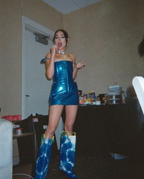 Danna Paola tiene el look metalizado ideal para la temporada