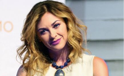 Aracely Arámbula pasa un feliz domingo en bikini