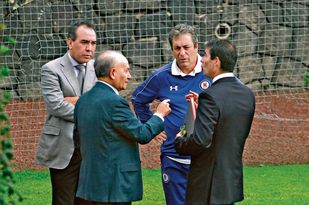 La cúpula celeste intercambió puntos de vista con el director técnico cruzazulino Tomás Boy para encarar al líder (ÁLVARO PAULIN. IMAGO7)