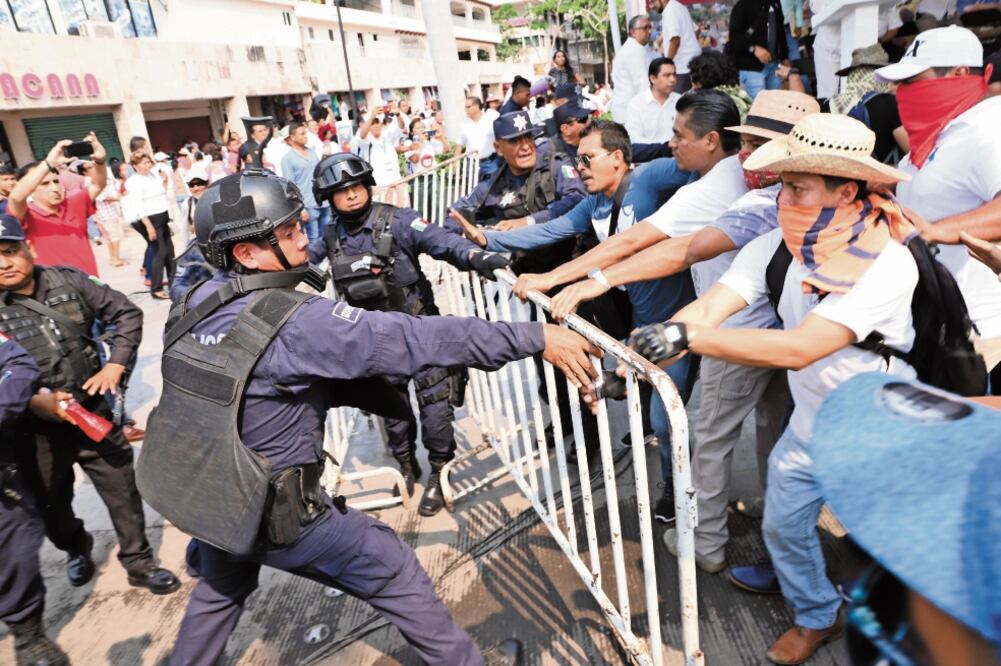 Profesores de la Coordinadora Estatal de Trabajadores de la Educación en Guerrero (CETEG) irrumpieron en el desfile por el 133 aniversario del Día Internacional del Trabajo en Acapulco, Guerrero. Foto: BERNANDINO HERNÁNDEZ. CUARTOSCURO