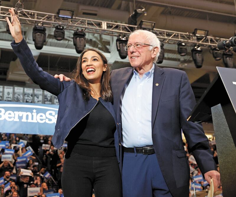 El candidato presidencial demócrata Bernie Sanders, acompañado de la representante Alexandria Ocasio Cortez, durante un mitin y concierto en la Universidad de New Hampshire, un día antes de las primarias estatales. Foto: MIKE SEGAR. REUTERS