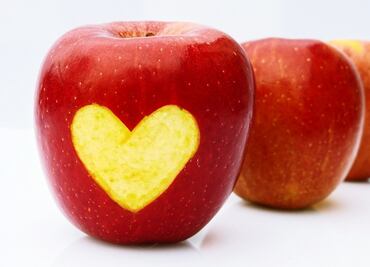 La historia detrás de regalar manzanas en San Valentín