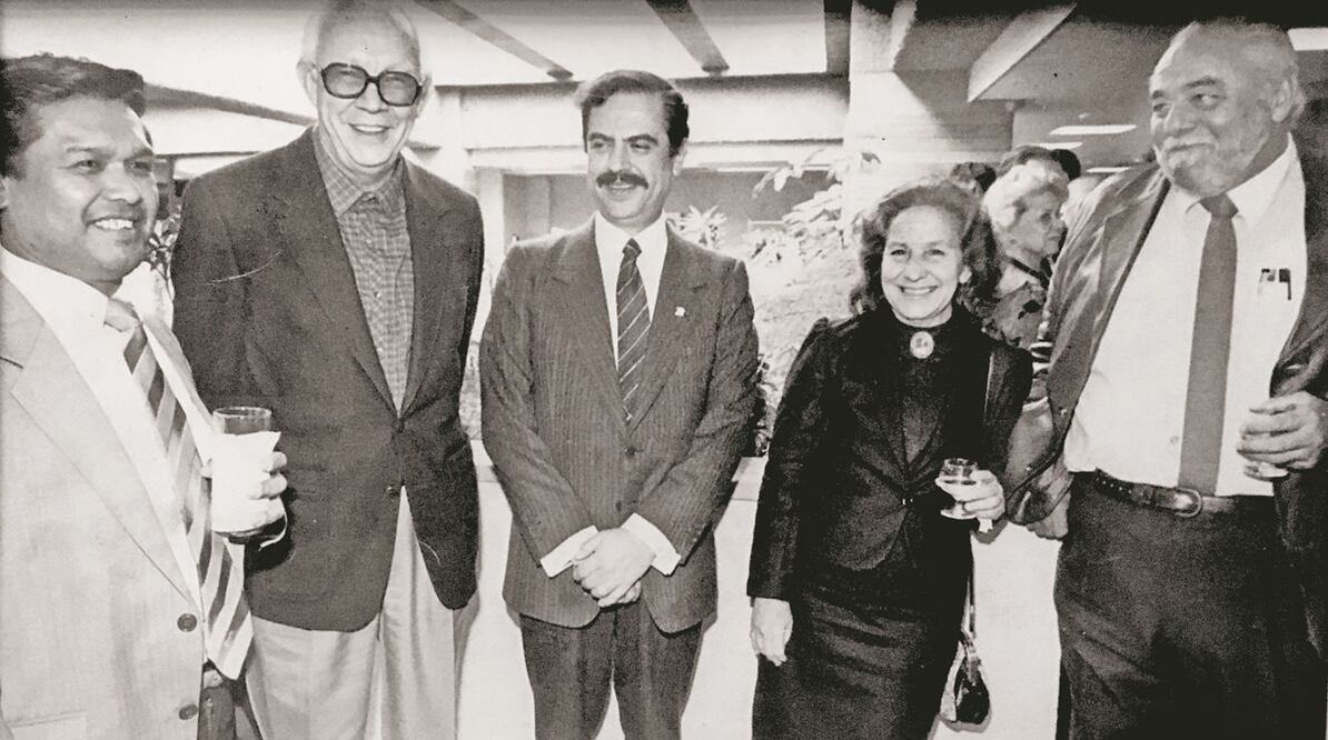 El Licenciado Juan Francisco Ealy Ortiz acompañado en 1988 de los entonces candidatos a la presidencia, Gumersindo Magaña, Heberto Castillo, Rosario Ibarra y Manuel J. Clouthier. FOTOS: ARCHIVO ELUNIVERSAL
