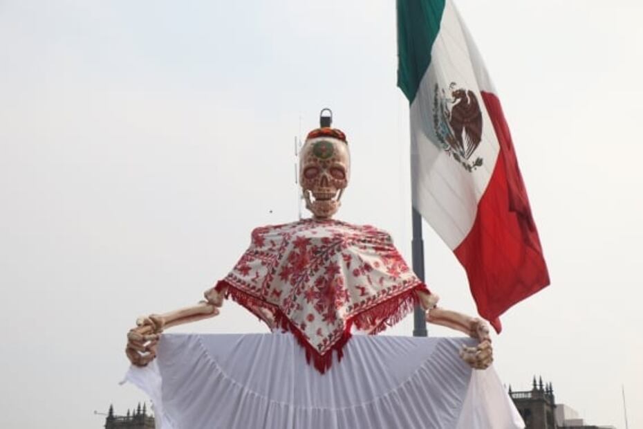 Catrinas gigantes engalanan la Ofrenda Monumental del Día de Muertos en el Zócalo capitalino