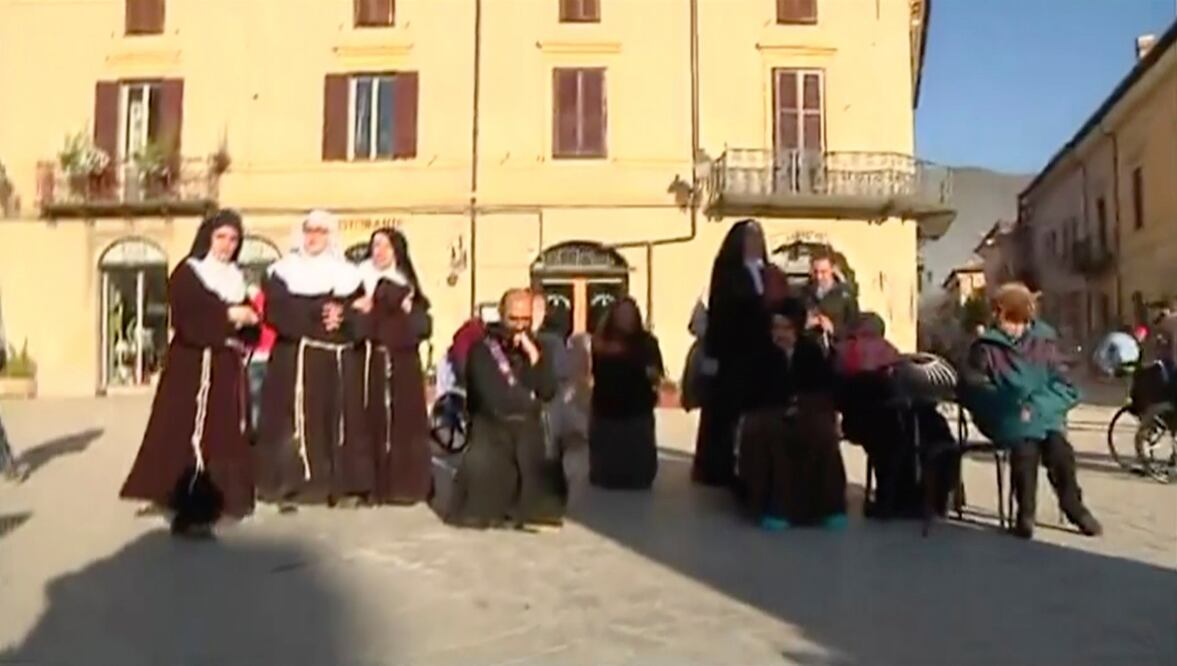 Imágenes de televisión mostraron monjas saliendo apresuradamente de su iglesia hacia la plaza principal en Norcia (AP)