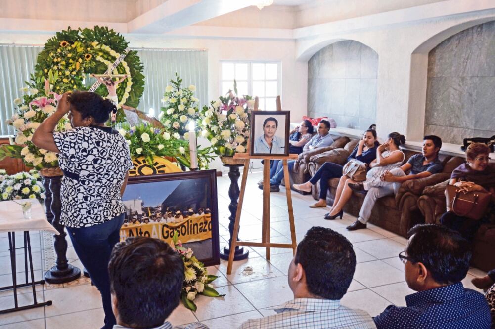 Los restos de Demetrio Saldívar Gómez fueron velados en una funeraria de Chilpancingo, donde llegaron sus compañeros de partido (JOSÉ HERNÁNDEZ. CUARTOSCURO)