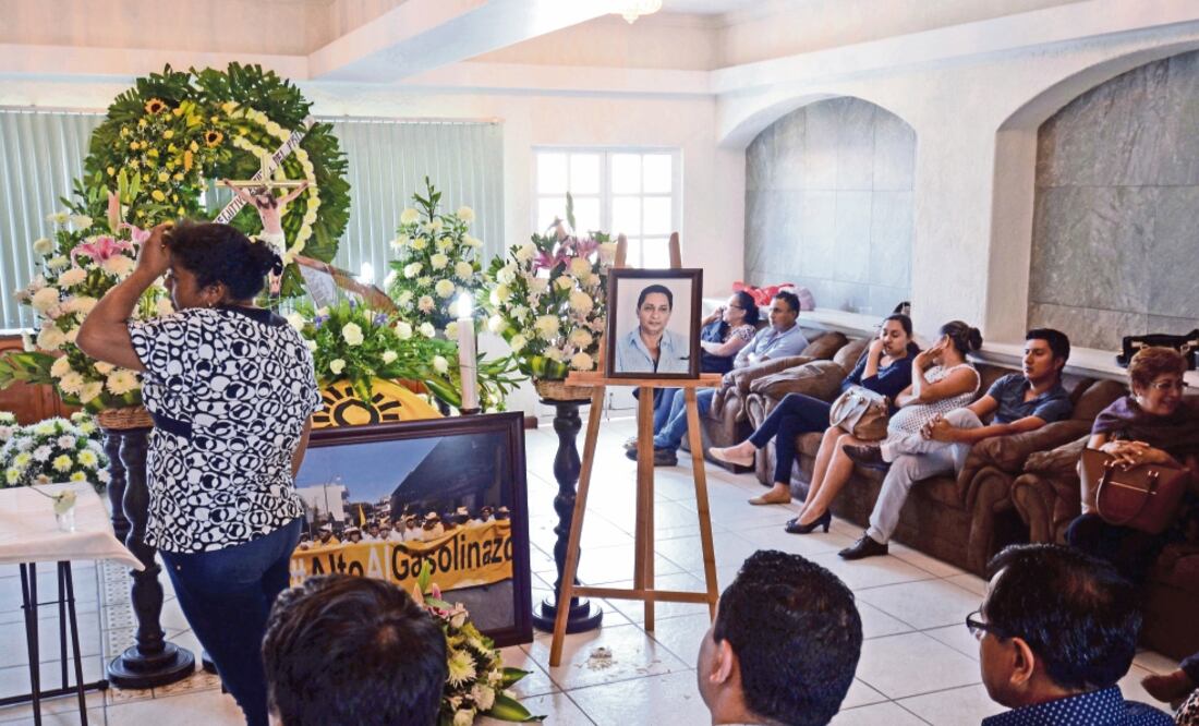 Los restos de Demetrio Saldívar Gómez fueron velados en una funeraria de Chilpancingo, donde llegaron sus compañeros de partido (JOSÉ HERNÁNDEZ. CUARTOSCURO)