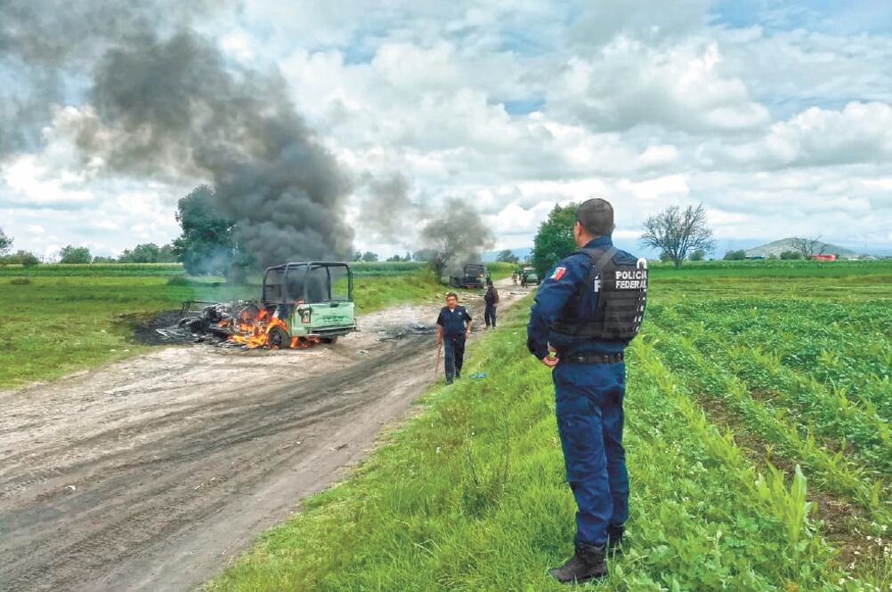 Pobladores incendiaron dos vehículos oficiales luego de retener a los trabajadores de seguridad física de Pemex, quienes después fueron rescatados por la Guardia Nacional y policías federales. Foto/ESPECIAL y Omar Conteras. El Universal