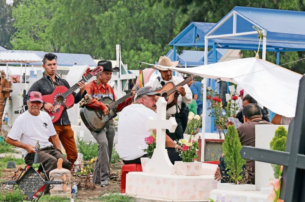 Bandas musicales acuden a los panteones de Iztapalapa para acompañar a las familias que acuden a ver a sus seres queridos. Lamentan que este año no hubiera muchas visitas (LUCÍA GODÍNEZ. EL UNIVERSAL)