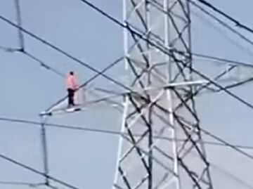 Hombre en situación de calle se lanza desde torre de alta tensión en Iztapalapa; lo trasladan con vida a hospital