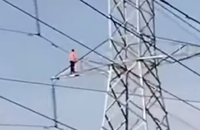 Hombre en situación de calle se lanza desde torre de alta tensión en Iztapalapa; lo trasladan con vida a hospital