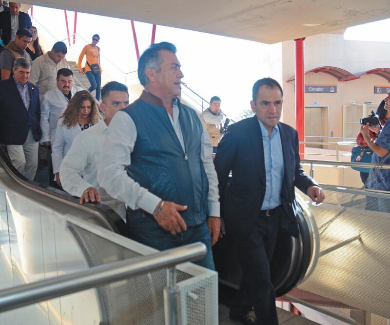 El gobernador Jaime Rodríguez Calderón organizó un recorrido de prueba por la Línea 3 del Metro, cuyos vagones apenas se van a fabricar. Foto: EMILIO VÁSQUEZ. EL UNIVERSAL