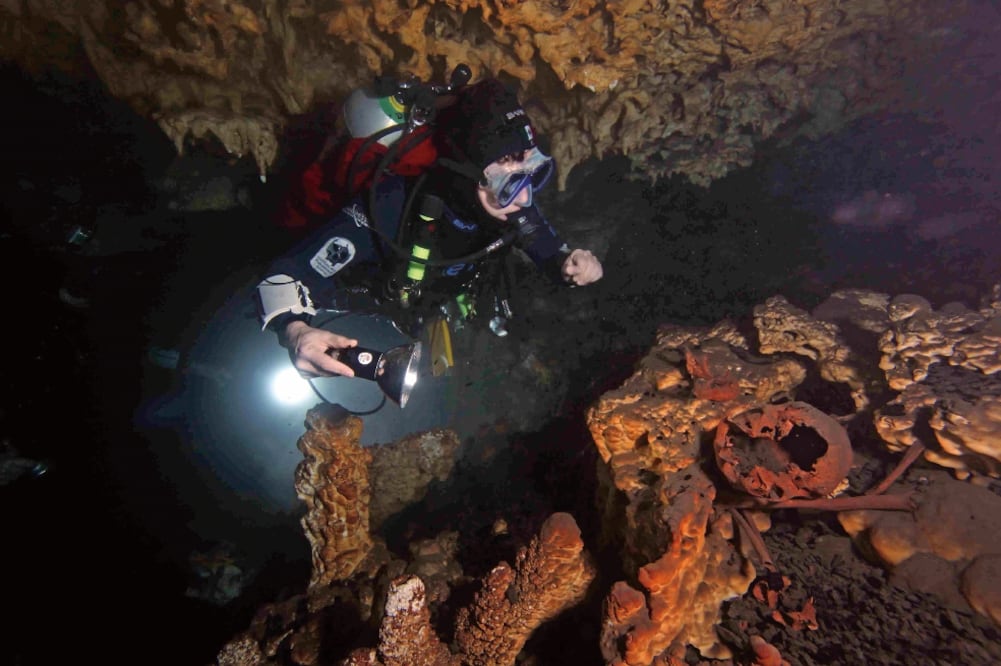 Restos del Hombre de Muknal, de más de 9 mil años de antigüedad, en el momento de la colecta (EUGENIO ACEVEZ, DEL INSTITUTO DE LA PREHISTORIA DE AMÉRICA)
