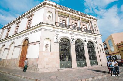 Busca Senado comprar Teatro de la República