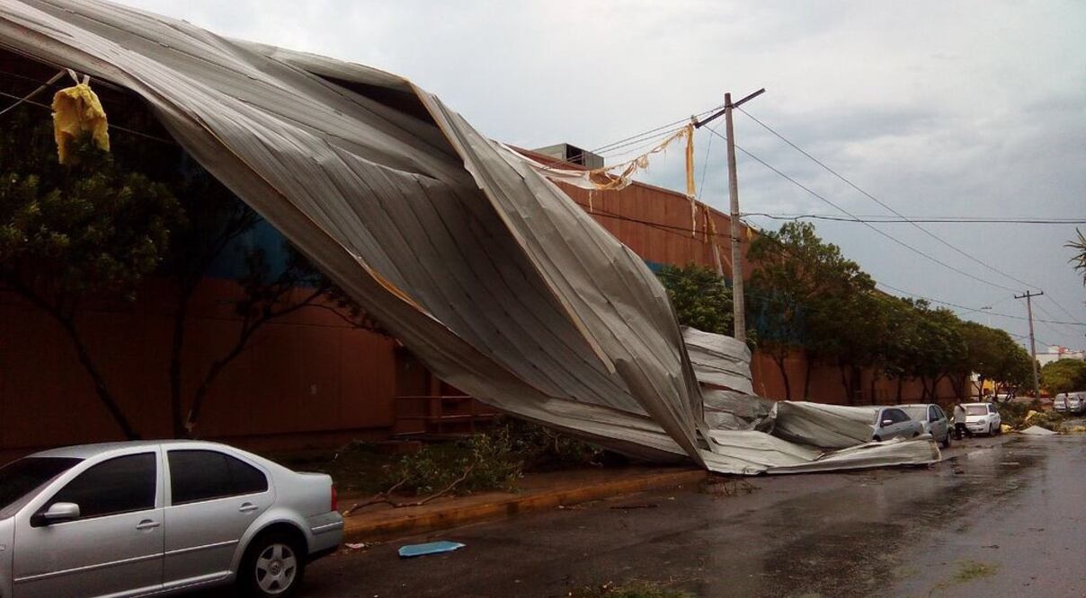 Se reportó el desplome parcial del techo del centro de autoservicio Walmart, ubicado en la Gran Plaz (Foto: Adriana Varillas / EL UNIVERSAL)