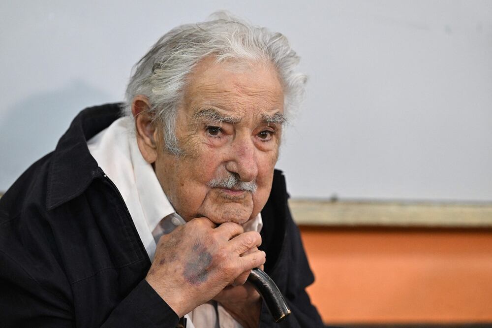El expresidente uruguayo José Mujica espera para emitir su voto en la segunda vuelta de las elecciones presidenciales en Montevideo el 24 de noviembre de 2024. Foto: AFP