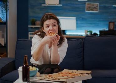 La cantidad de calorías que suman a tu dieta al escuchar noticias negativas, según neurocientífica de Harvard