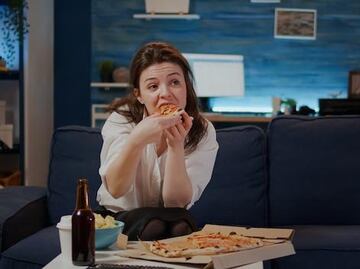 La cantidad de calorías que suman a tu dieta al escuchar noticias negativas, según neurocientífica de Harvard