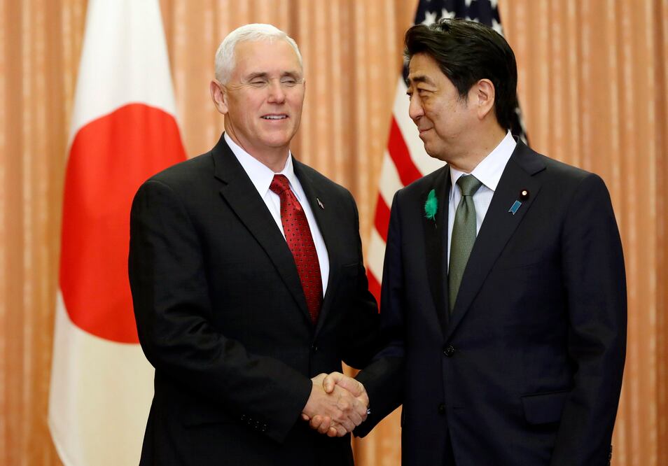 El vicepresidente de Estados Unidos Mike Pence posa junto al primer ministro japonés Shinzo Abe (Foto: EFE)