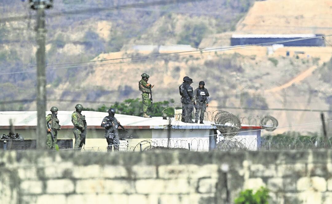Integrantes del ejército y la policía de Ecuador montan guardia en el techo de la Penitenciaría del Litoral en respuesta a un intento de motín en Guayaquil, localidad que está bajo estado de emergencia. Foto:Rodrigo Buendía/AFP