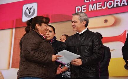 Promete Mancera casas a damnificados por sismo del 85