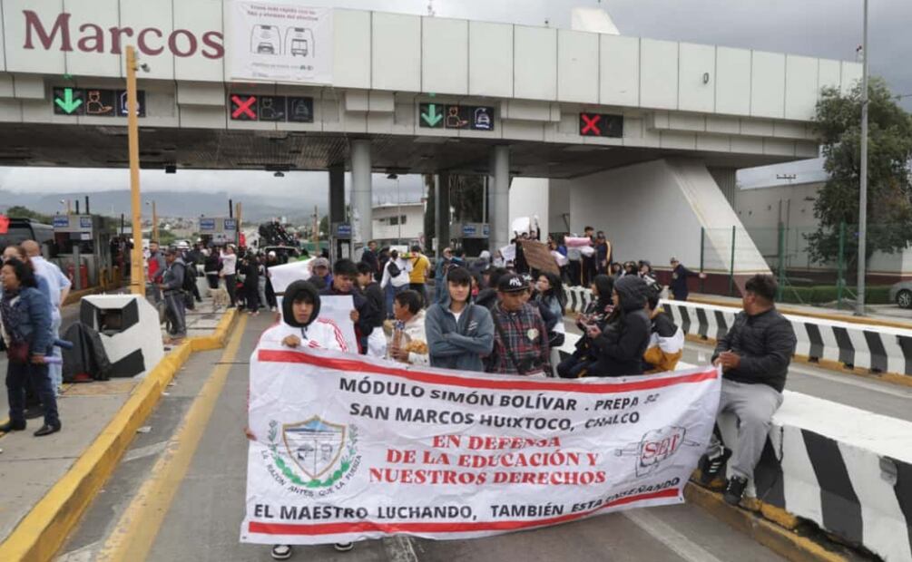 Maestros del Estado de México bloquean caseta México-Puebla para exigir pagos y basificación. Foto: Carlos Mejía