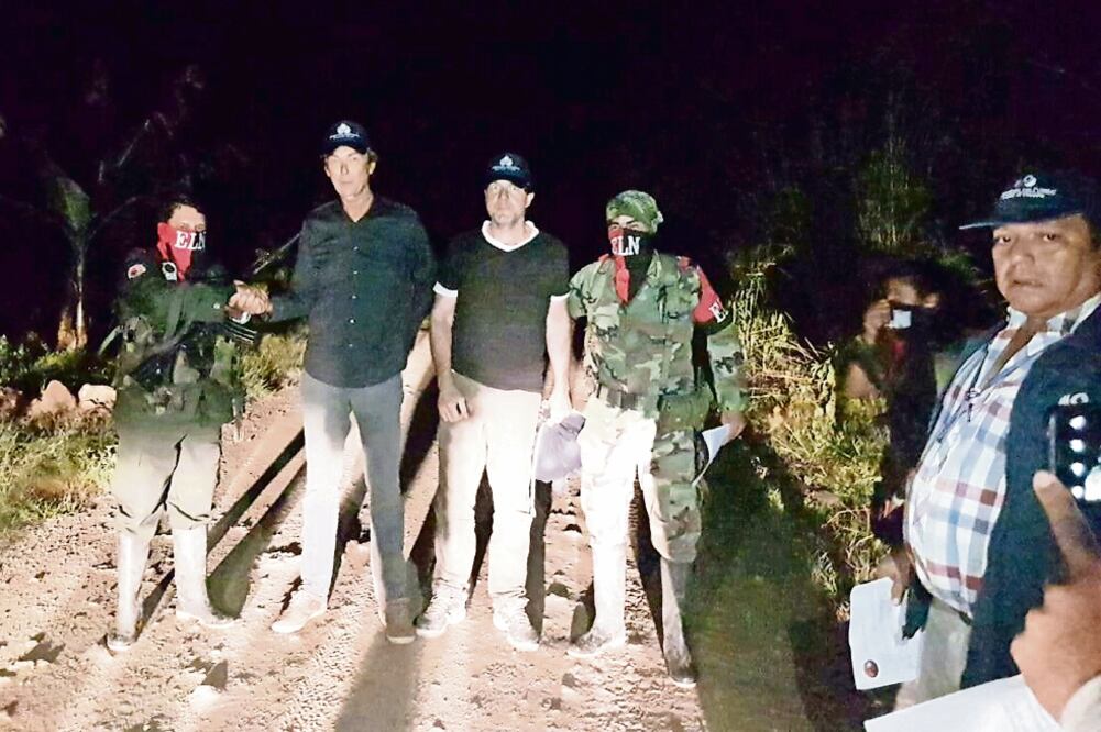 Guerrilleros del ELN entregaron a los periodistas Derk Johannes Bolt, (segundo de izq. a der.) y Eugenio Marie Follender (tercero) en Santander. (AP)
