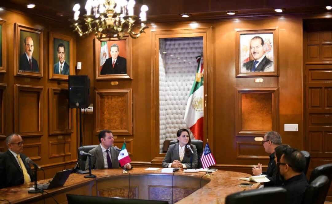 Kirk Klopfenstein, vicepresident of Customer Experience de Resideo, hizo el anuncio a la gobernadora María Teresa Jimenez Esquivel. Foto: Especial