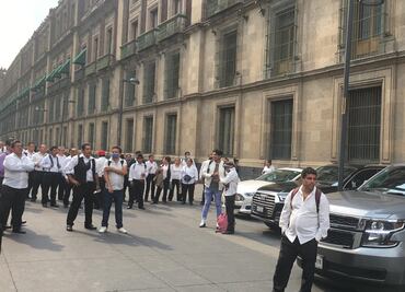 Meseros amagan con no dejar salir autos de empresarios reunidos con AMLO