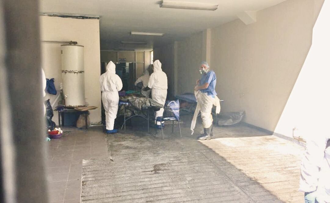 Los trabajadores del Semefo de Chilpancingo hacen sus diligencias, con los restos humanos tirados en el piso y casi al aire libre. (FOTOS: ESPECIAL)