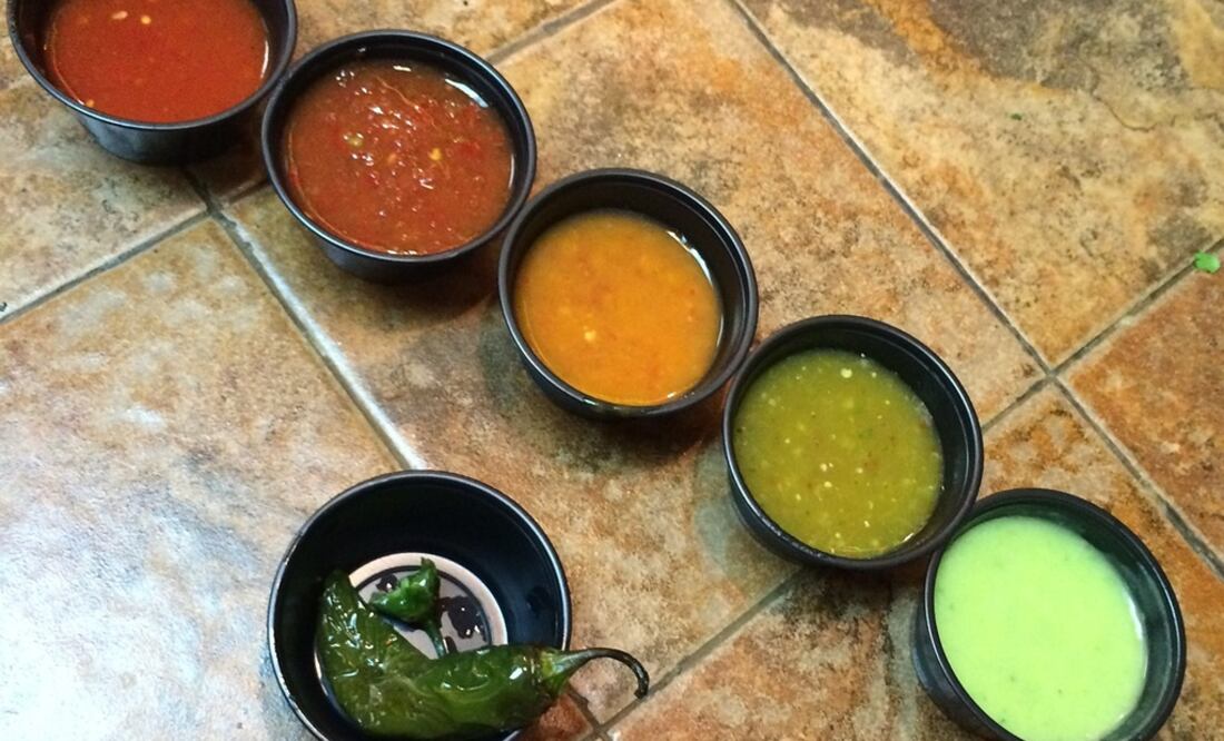 Las taquerías siempre presentan variedad de salsas para acompañar los tacos / Foto: Pixabay