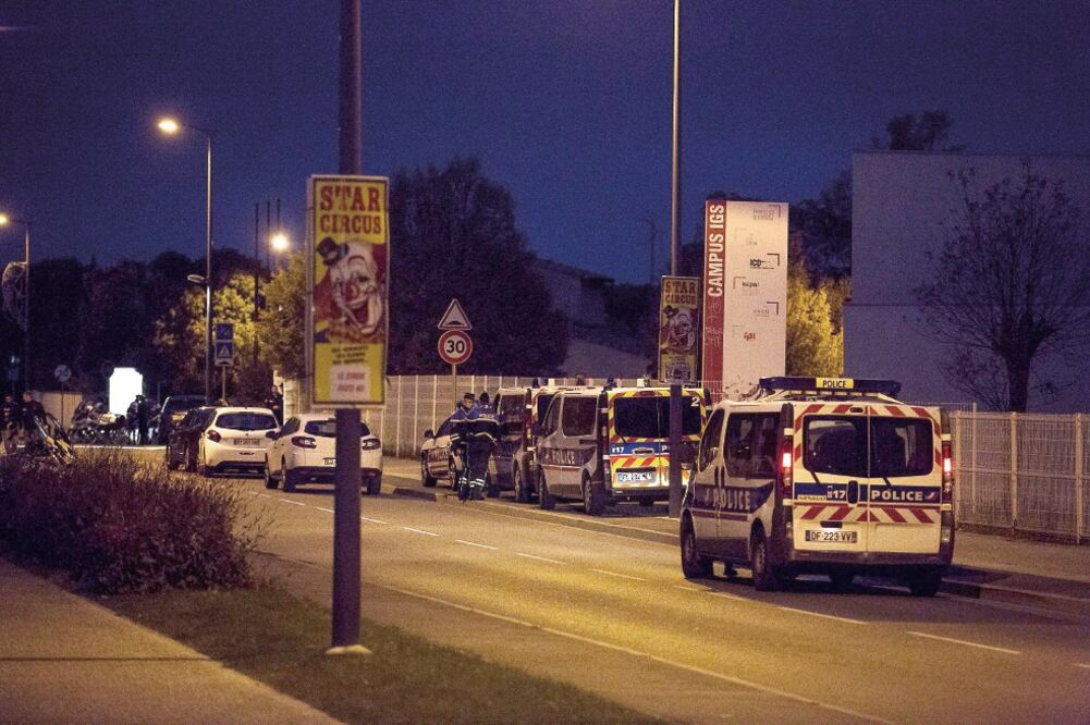 La policía montó guardia ayer en la zona del instituto Sain-Exupéry, en Blanac, cerca de Toulouse, luego de que un sujeto atropellara a estudiantes. (FREDERIC SCHEIBER. EFE) 