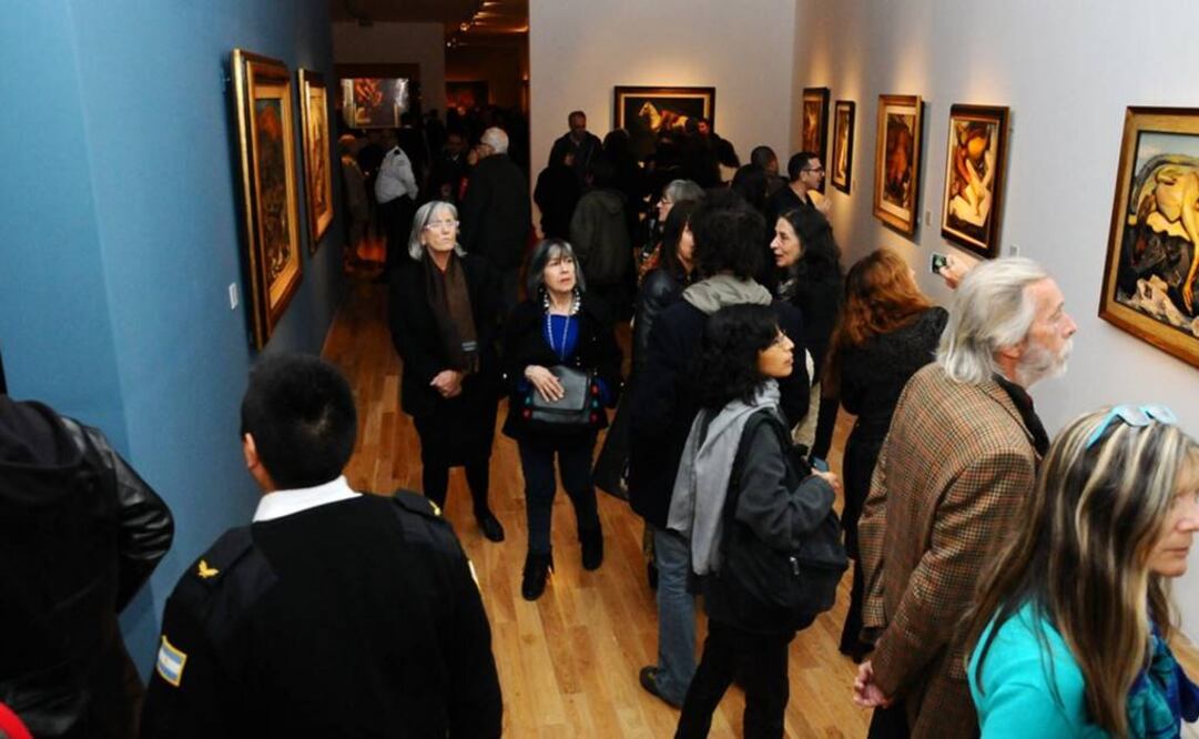 El público tuvo que entrar en tandas y formar largas filas que llegaban hasta la calle. (FOTO de Twitter: @MNBAArgentina)