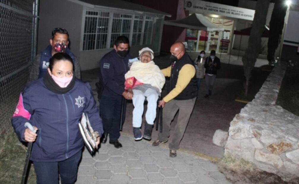 Rescatan a abuelita abandonada en la calle; la sacaron a "tomar el sol", explican