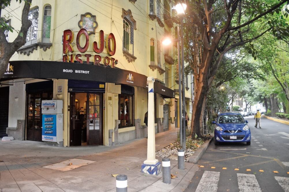 Los sectores de la población capitalina salen del espasmo, incluso del miedo a las consecuencias por los temblores, pero la vida nocturna continúa apagada, lo que afecta la economía de los empresarios de las zonas que se caracterizan por ello. (ALFONSO R)