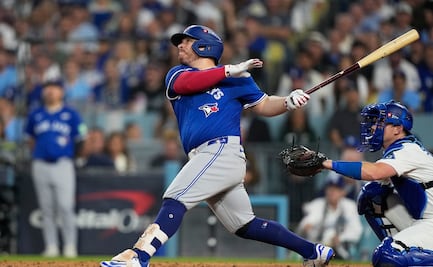 Alejandro Kirk conecta su segundo cuadrangular en la Serie Mundial y empata marca histórica de Vinny Castilla