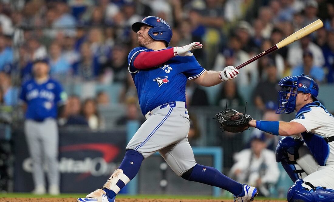 Alejandro Kirk conecta su segundo cuadrangular en la Serie Mundial / Foto: AP