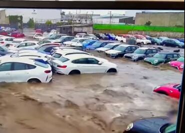 Depósito de autos de lujo se inunda tras lluvias en Edomex
