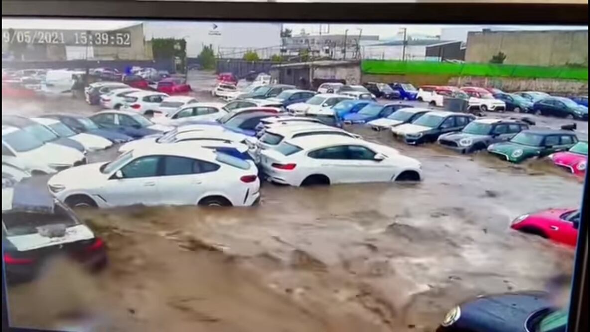 Depósito de autos de lujo se inunda tras lluvias en Edomex
