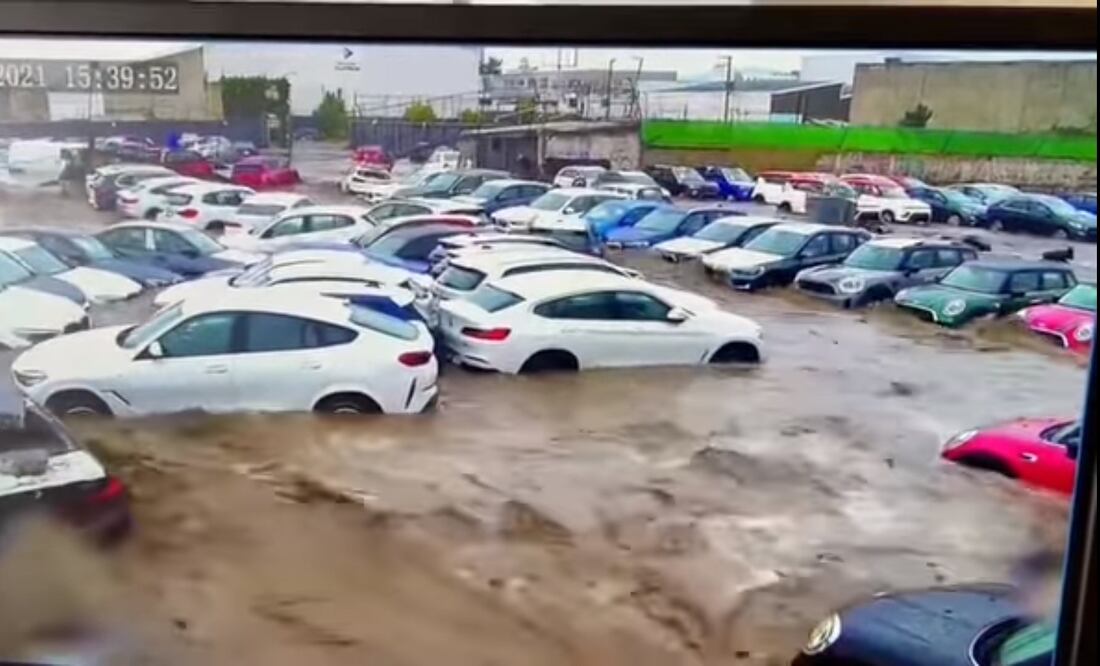 Depósito de autos de lujo se inunda tras lluvias en Edomex