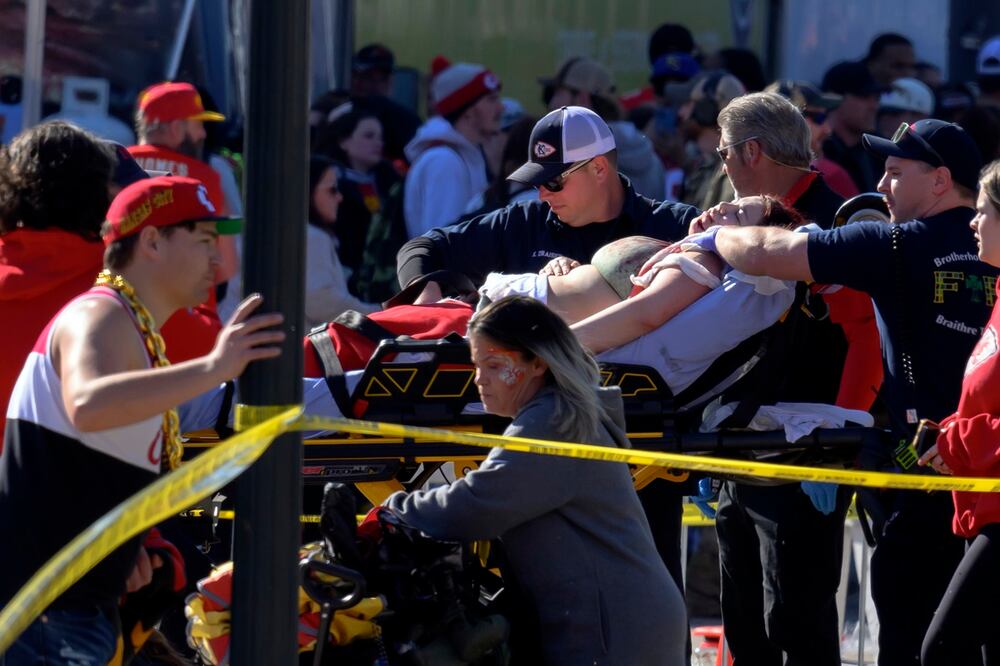 Una mujer es trasladada de urgencia, luego de un tiroteo durante el desfile del Super Bowl en Kansas City, Missouri. Foto: AP