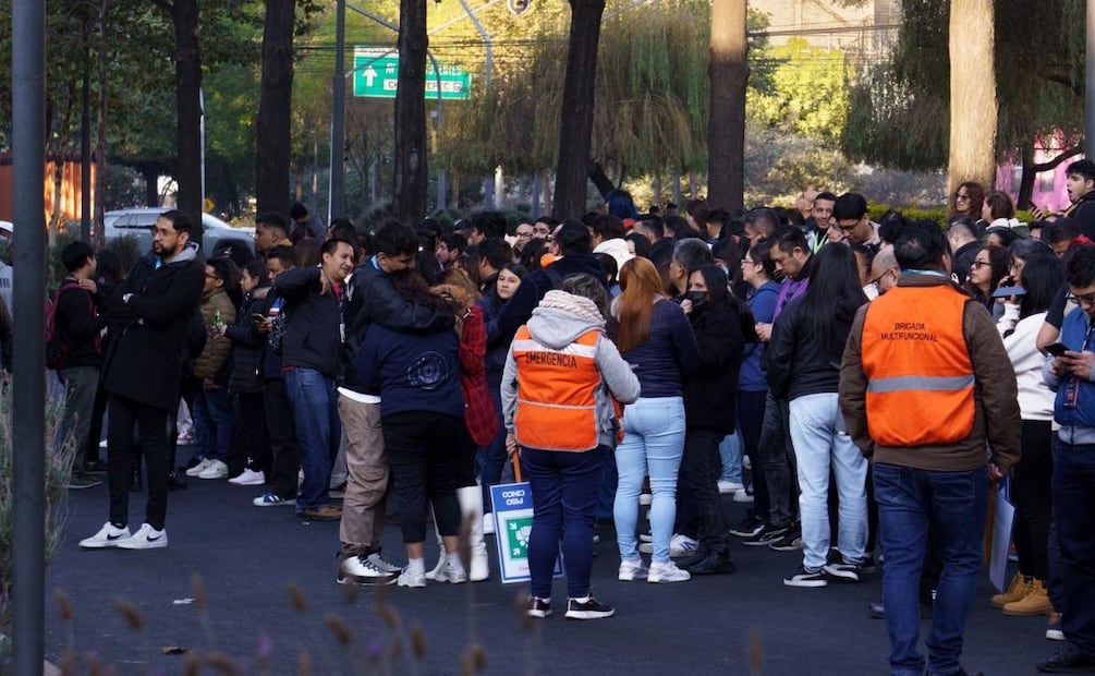 Capitalinos salieron a las calles ante la activación de la alerta sísmica en la CDMX (02/01/2025). Foto: Osmar Alvarado / EL UNIVERSAL