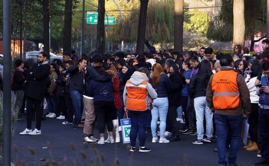 Capitalinos salen a las calles ante la activación de la alerta sísmica en la CDMX (02/01/2025). Foto: Osmar Alvarado / EL UNIVERSAL